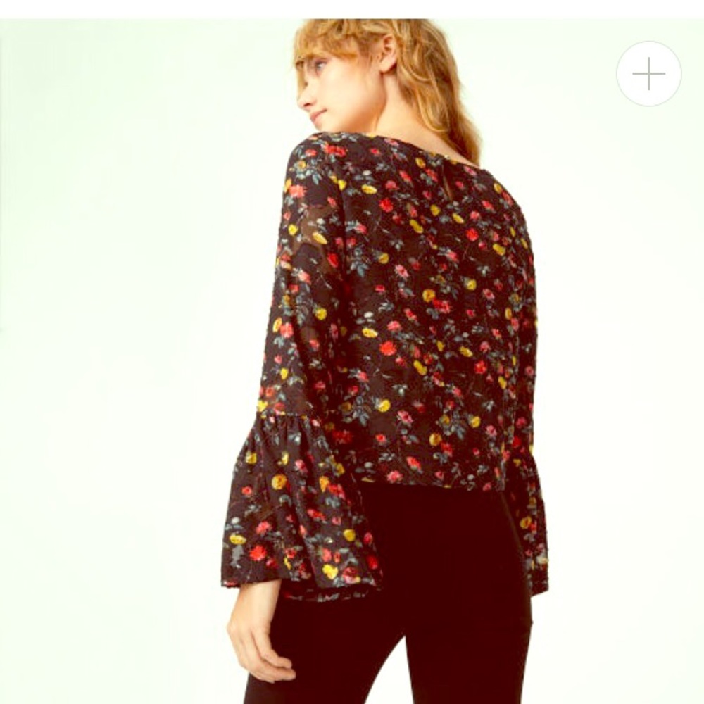 Beautiful floral top. So chic!